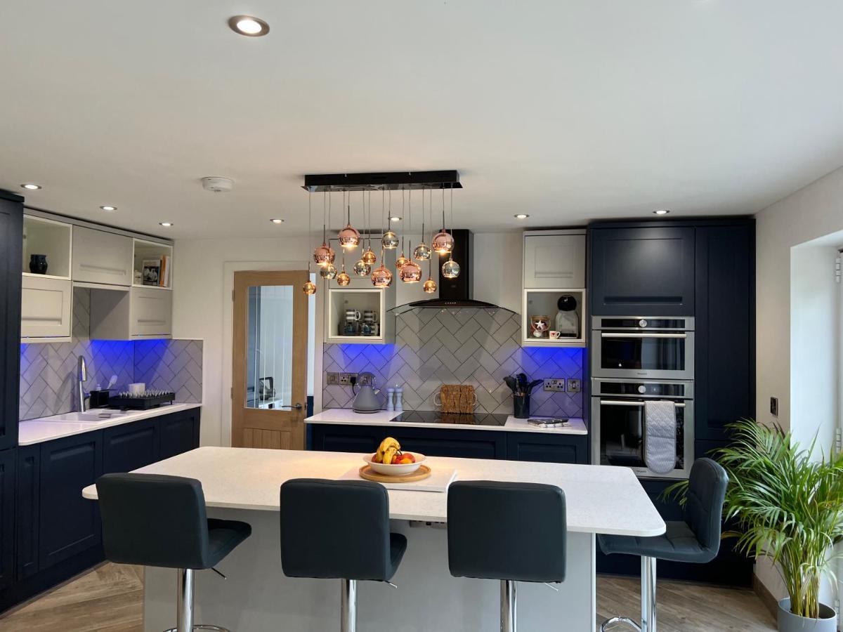 Stylish Modern Home With Parking Enclosed Garden Холихед Экстерьер фото
