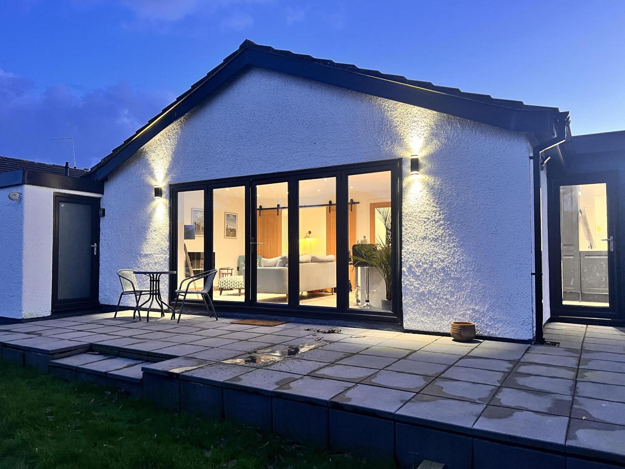 Stylish Modern Home With Parking Enclosed Garden Холихед Экстерьер фото